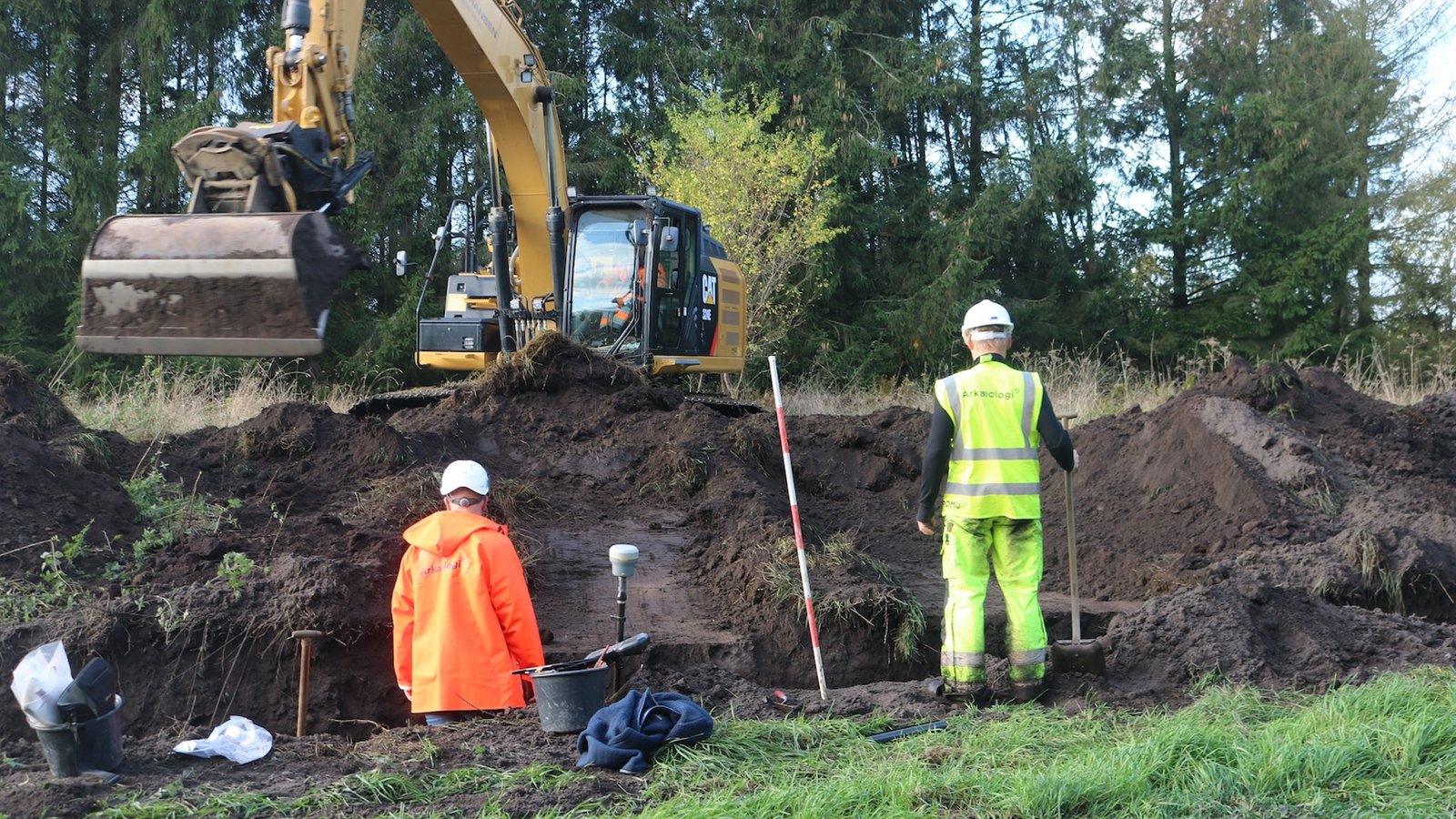 Des archéologues des musées ROMU ont supervisé le creuseur réalisant la tranchée d'essai initiale sur le site près de Stenløse