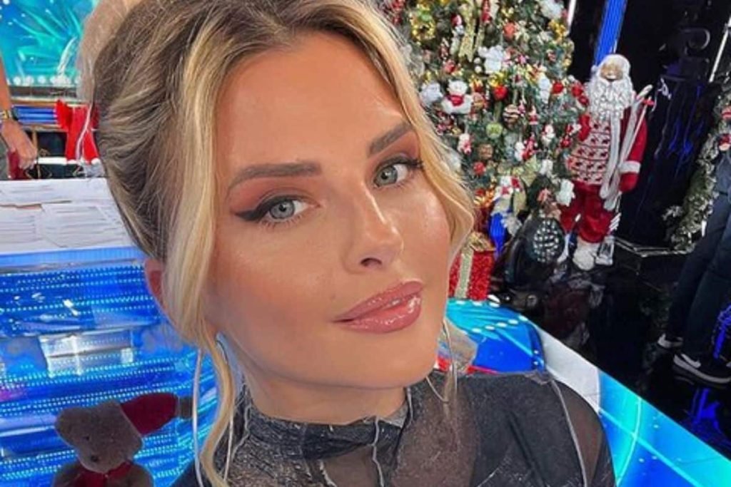 1671203707 Kelly Vedovelli En Robe Moulante Dans Tpmp Elle Fait Kelly Vedovelli en robe moulante dans TPMP : elle fait sensation !
