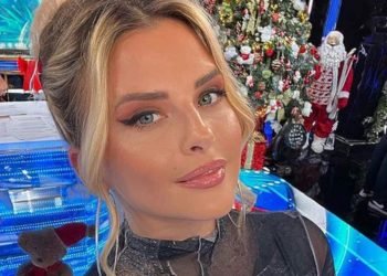Kelly Vedovelli en robe moulante dans TPMP : elle fait sensation !