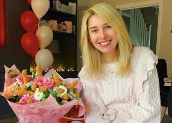 Pour l'anniversaire de sa petite amie, il organise une fête sur le thème de KFC avec un bouquet de poulet