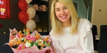 Pour l'anniversaire de sa petite amie, il organise une fête sur le thème de KFC avec un bouquet de poulet