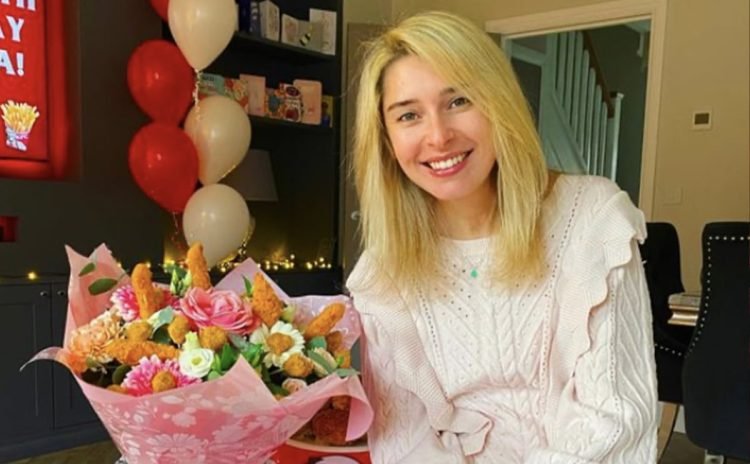 Pour l'anniversaire de sa petite amie, il organise une fête sur le thème de KFC avec un bouquet de poulet – Thebuzzly