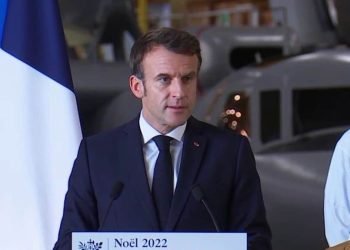 emmanuel macron porte avion passe nuit