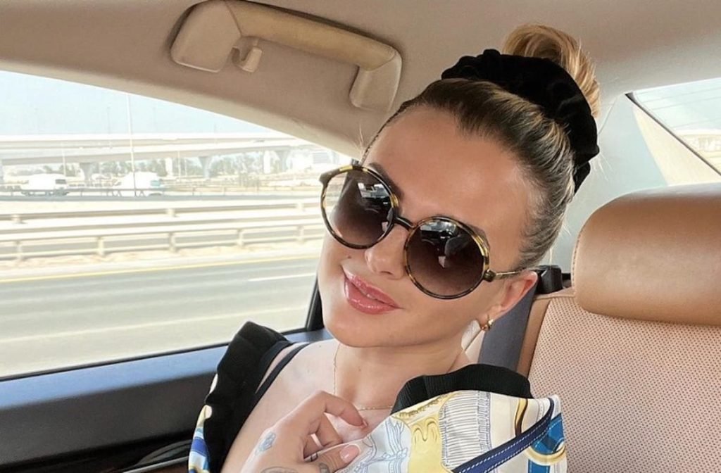Kelly Vedovelli pose avec une tenue de luxe, les internautes kelly vedovelli pose luxe internautes furieux