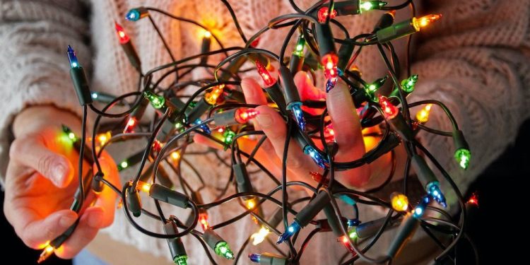 Pourquoi les lumières de Noël s'emmêlent-elles toujours ? – Thebuzzly