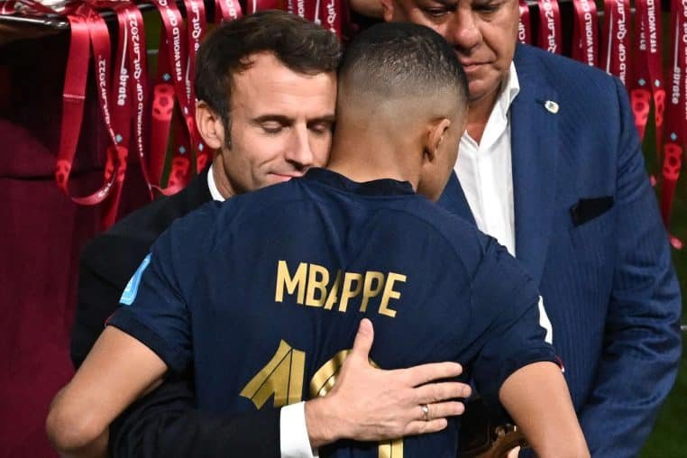 Emmanuel Macron répond aux critiques sur son attitude avec les Bleus – Thebuzzly