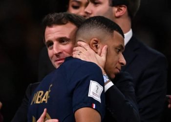 Emmanuel Macron répond aux critiques sur son attitude avec les Bleus