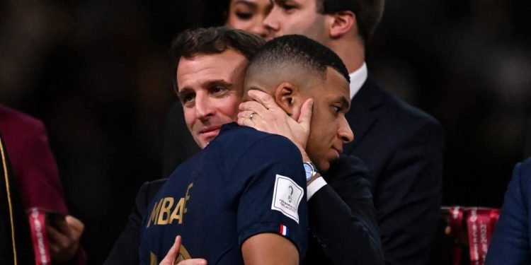 Emmanuel Macron répond aux critiques sur son attitude avec les Bleus – Thebuzzly