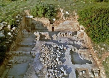 Tombeau de la "sage-femme de Jésus" fouillé, révélant une cour et des lampes à huile remarquables