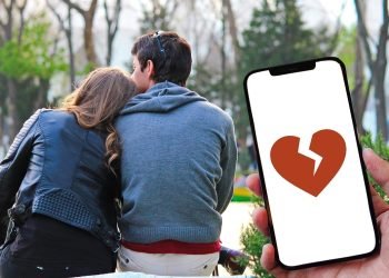 Elle découvre que son petit ami est sur Tinder en mettant de la musique pour Noël