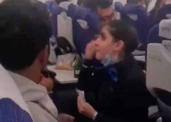 Cette hôtesse de l'air remet un passager à sa place (vidéo)