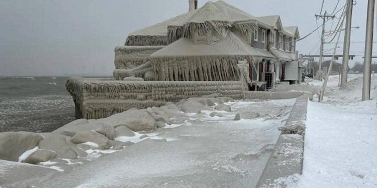 Les images impressionnantes de la tempête de neige aux États-Unis : le pays est paralysé – Thebuzzly