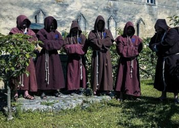 Un homme qui se faisait passer pour un moine accusé de vi*l