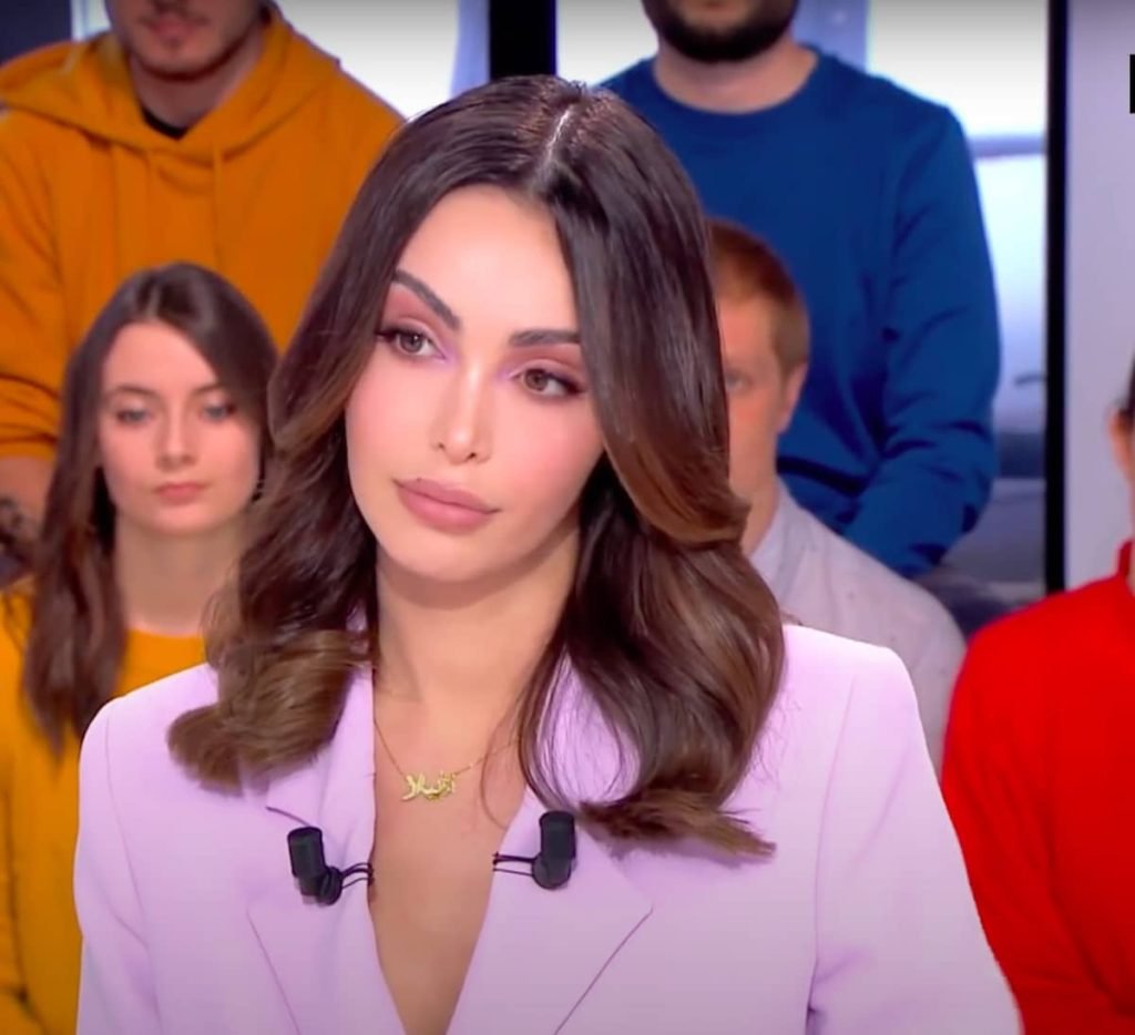 Nabilla affole la toile avec sa tenue – Thebuzzly