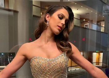 Superbe Iris Mittenaere dans une robe très décolletée !