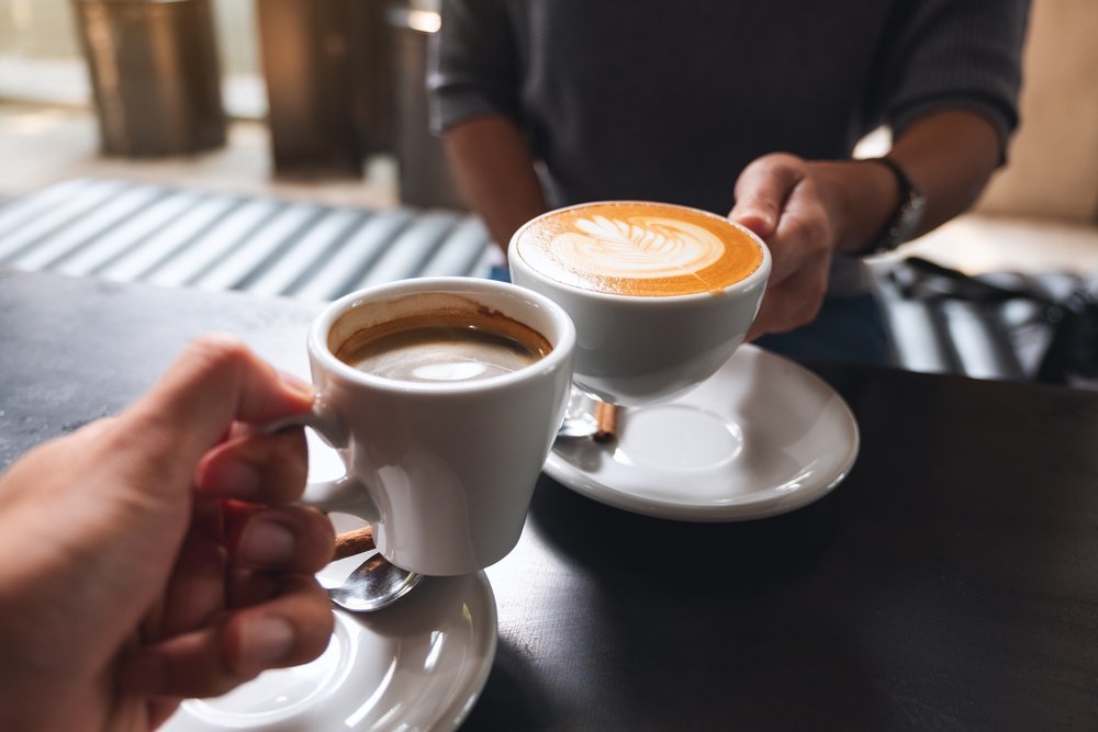 Prendre un café, Nourriture, Espressino, Tasse à café, Wiener melange, Espresso cubain, Cortado, Verres, Café d'origine unique, Blanc plat, Café Java