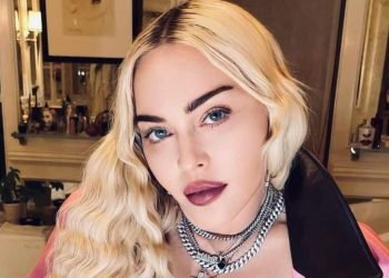 l'apparition du chanteur choque les fans