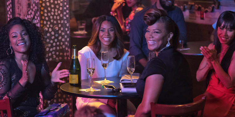 L’image peut contenir une personne humaine Comptoir de bar Pub Queen Latifah Tiffany Haddish Jada Pinkett Smith et Regina Hall