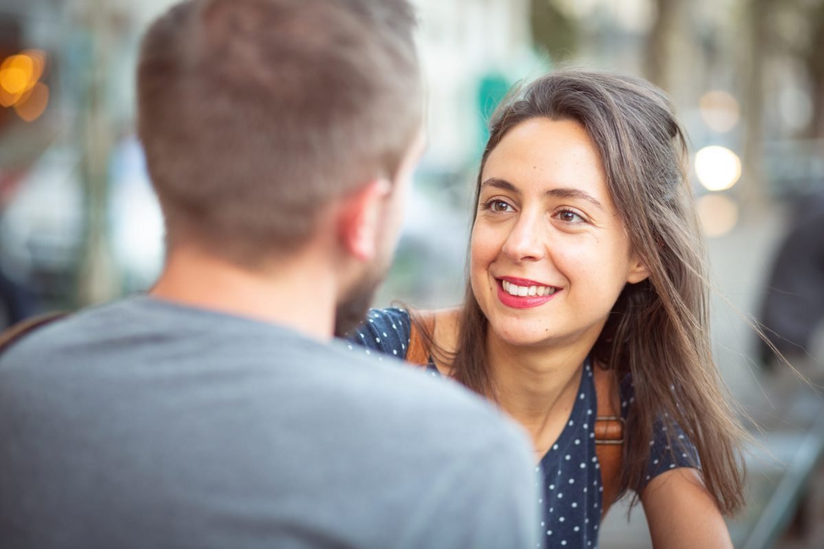 Sprechen Zu Zweit, Sourire, Chemise, Épaule, Photographie au flash, Heureux, Geste