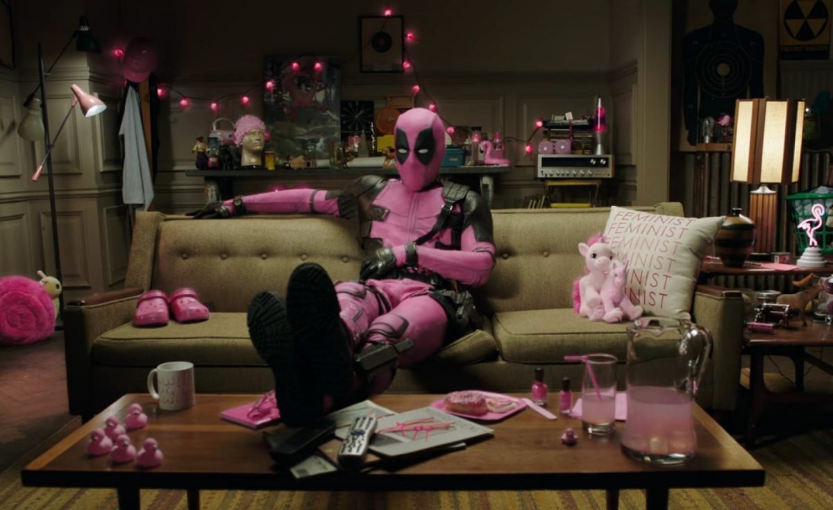 Costume rose Deadpool, table, meuble, canapé, violet