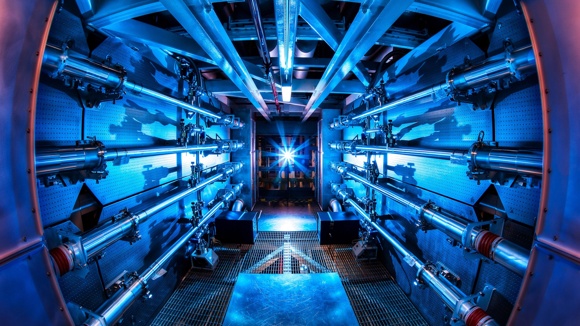 Les réactions de fusion au National Ignition Facility se déroulent au cœur du système laser le plus puissant au monde, qui consomme environ 400 MJ d'énergie à chaque fois qu'il est déclenché.