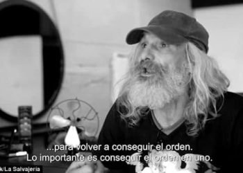 Ce SDF qui vit dans la rue depuis 25 ans va être totalement métamorphosé par un coiffeur qui lui offre une nouvelle coupe de cheveux !  Sa réaction en se découvrant est incroyable !  (vidéo)