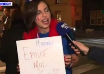 Ce joueur de l'équipe de France reçoit une demande en mariage en plein match (vidéo)