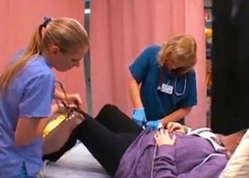 Cette adolescente criait tellement qu'elle avait mal au ventre... Quand les médecins lui ont enlevé son pantalon... ils hallucinaient !