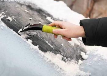 Comment bien dégivrer sa voiture avec un grattoir ?