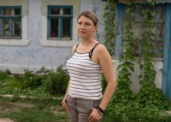 Svetlana, une réfugiée du sud de l'Ukraine, pose pour un portrait devant une église de l'est de la Moldavie où elle est venue...