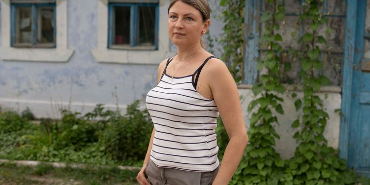 Svetlana, une réfugiée du sud de l'Ukraine, pose pour un portrait devant une église de l'est de la Moldavie où elle est venue...