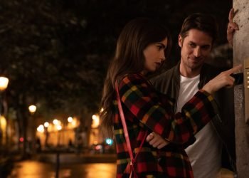 Lily Collins et Lucas Bravo dans la première saison d'Emily à Paris.