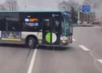 En sens inverse sur le périphérique parisien, ce bus RATP fait demi-tour avec tous ses passagers !  (vidéo)