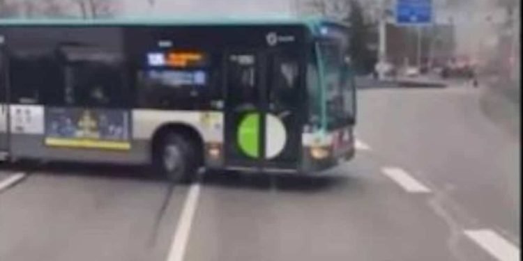  En sens inverse sur le périphérique parisien, ce bus RATP fait demi-tour avec tous ses passagers !  (vidéo)
