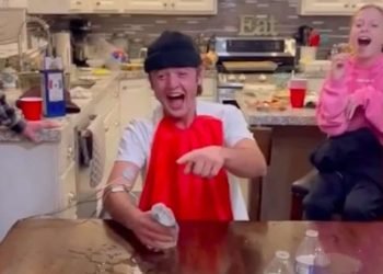 Ils essaient de boire avec des électrodes branchées dans le bras, c'est hilarant (vidéo)