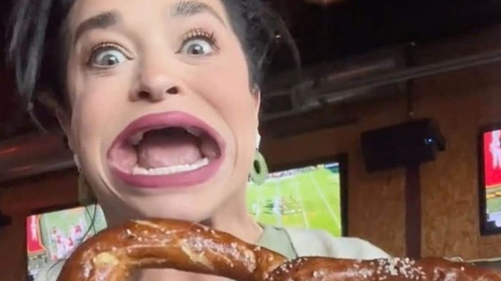 La femme avec la plus grande bouche du monde essaie d'avaler un bretzel d'une seule bouchée – Thebuzzly