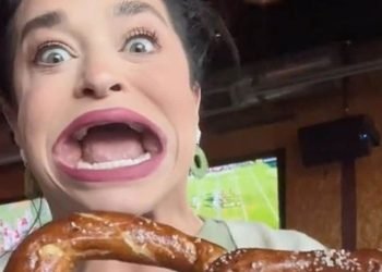 La femme avec la plus grande bouche du monde essaie d'avaler un bretzel d'une seule bouchée