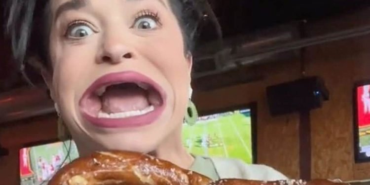 La femme avec la plus grande bouche du monde essaie d'avaler un bretzel d'une seule bouchée – Thebuzzly