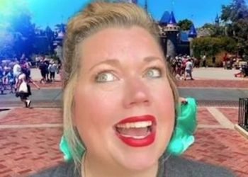 La tenue de cette maman est jugée inappropriée chez Disney (vidéo)
