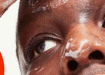 L’image peut contenir : visage, humain, personne, bouche et lèvre