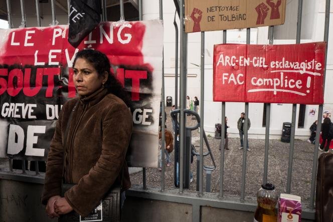 Rassemblement de soutien aux agents de propreté de la société Arc-en-ciel, sur le site Pierre-Mendès-France de l'université Paris-I, à Paris, le 14 novembre 2022.