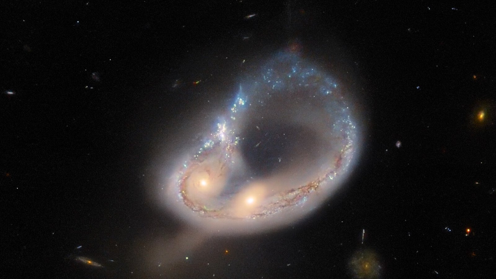 Une image en gros plan de la fusion de galaxies Arp-Madore 417-391 qui a été récemment prise par le télescope spatial Hubble.  Un anneau d'étoiles presque parfait a été créé par les forces gravitationnelles de la collision cosmique massive.