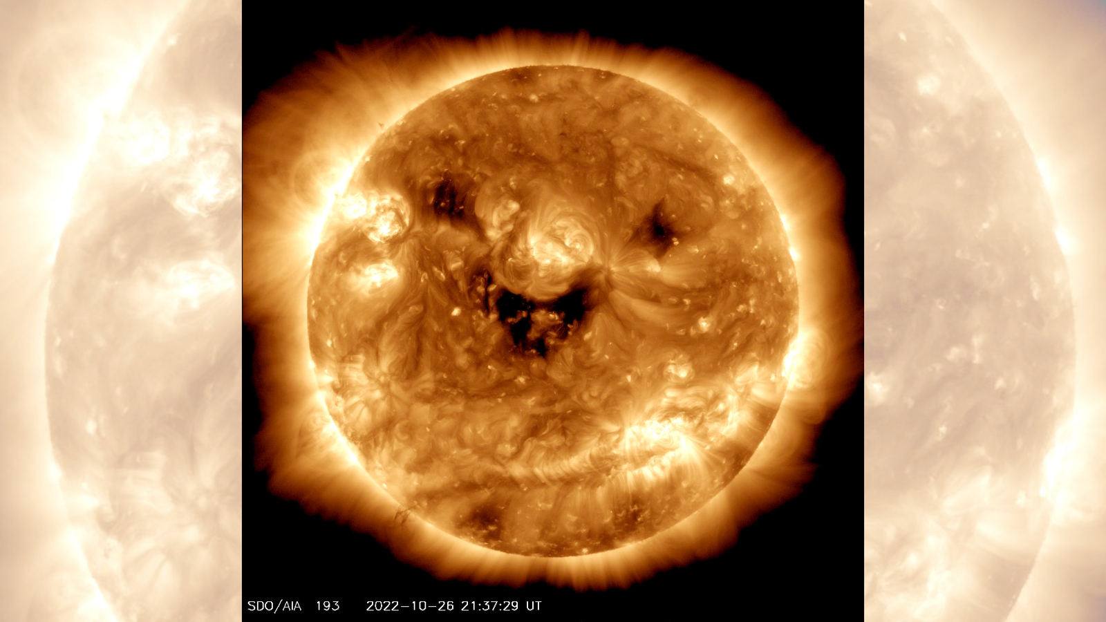 Trois trous coronaux sombres font apparaître le soleil comme s'il souriait sur cette image satellite.