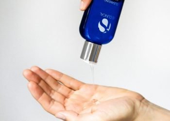 Les célébrités adorent ce nettoyant pour le visage culte pour une peau claire et saine