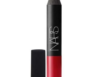 Les experts disent que ces nuances de rouge à lèvres blanchissent instantanément les dents