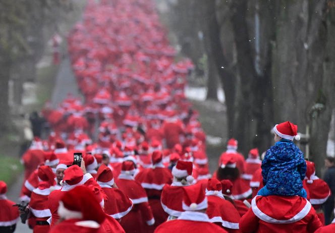 Un défilé des Pères Noël à Michendorf, en Allemagne, le 4 décembre.