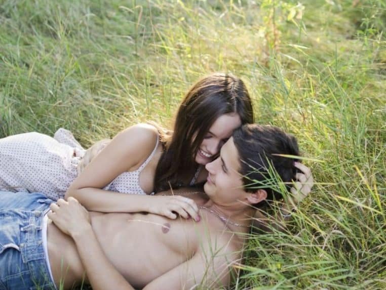 Un couple partage un moment d'intimité en pleine nature en hiver