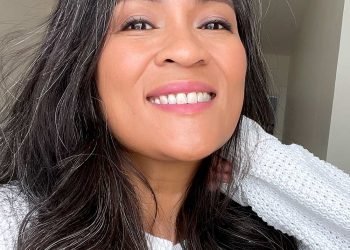 Un visage du jour du vendredi et une astuce amusante de superposition de blush à essayer