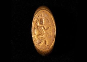 Une bague égyptienne représentant le "dieu du plaisir" découverte dans une sépulture ancienne
