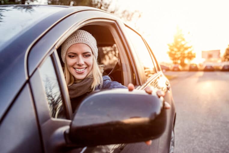 Une blonde obtient son permis de conduire – Thebuzzly